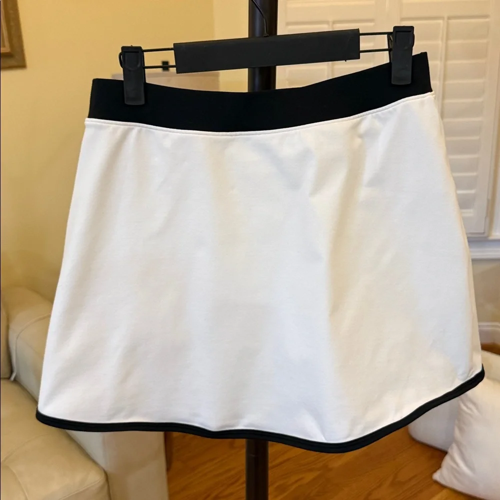 ALO Yoga Cream Skort with Black Trim